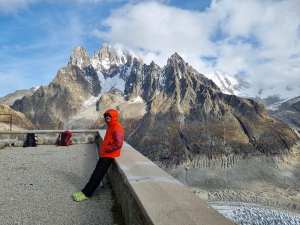 Simon slapper av etter innmarsj og stiger med upåklagelig utsikt mot Aiguille Verte