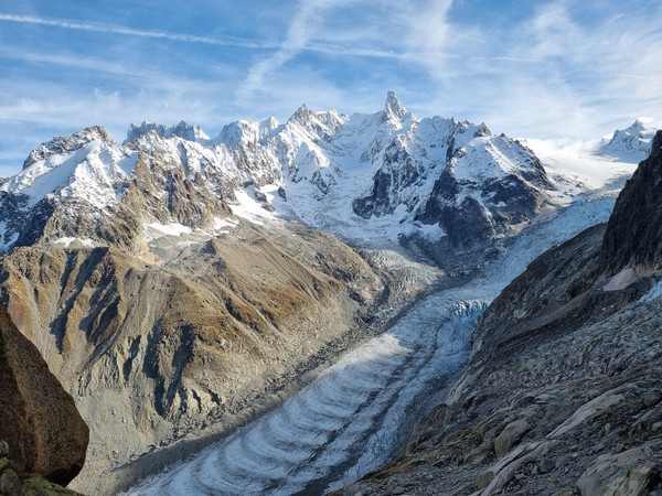 Dent Du Geant har allerede kommet i vinterdrakt. Vallee Blanche skimtes til høyre.