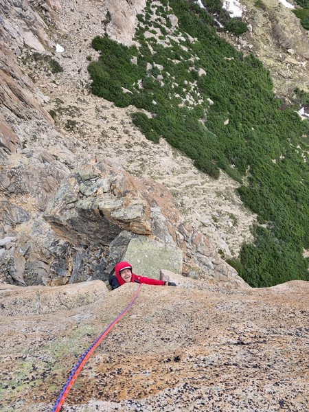 Godt humør på Sondre i klatreveggen.