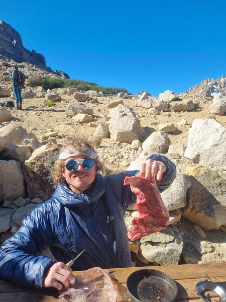 Fornøyd Sondre og dagens luksusmiddag.