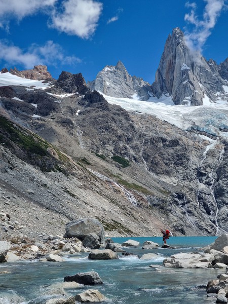Sondre krysser Rio Blanco ved Lago Sucia. Cerro Chalten / Fitz Roy i bakgrunnen.