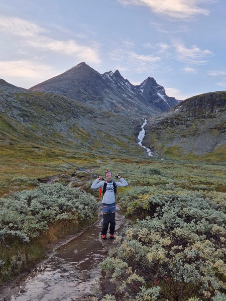 Nils på innmarsjen i brillefint vær.